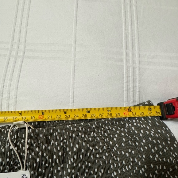 Midi skirt small Nordstrom Rack. Army/Ivory Random Dot. NWT - Picture 4 of 10